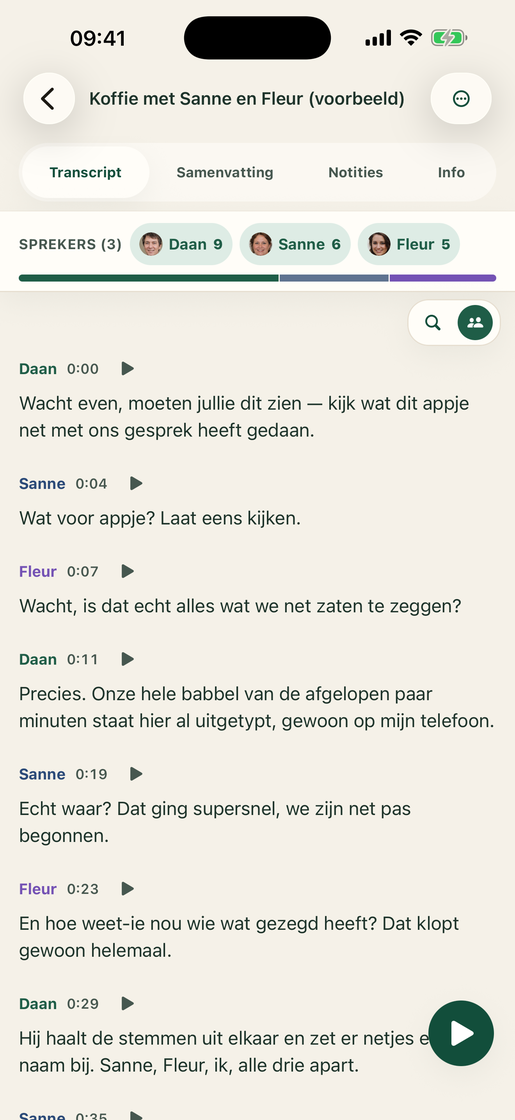 Vocatim op iPhone met een voorbeeldtranscriptie en sprekerlabels